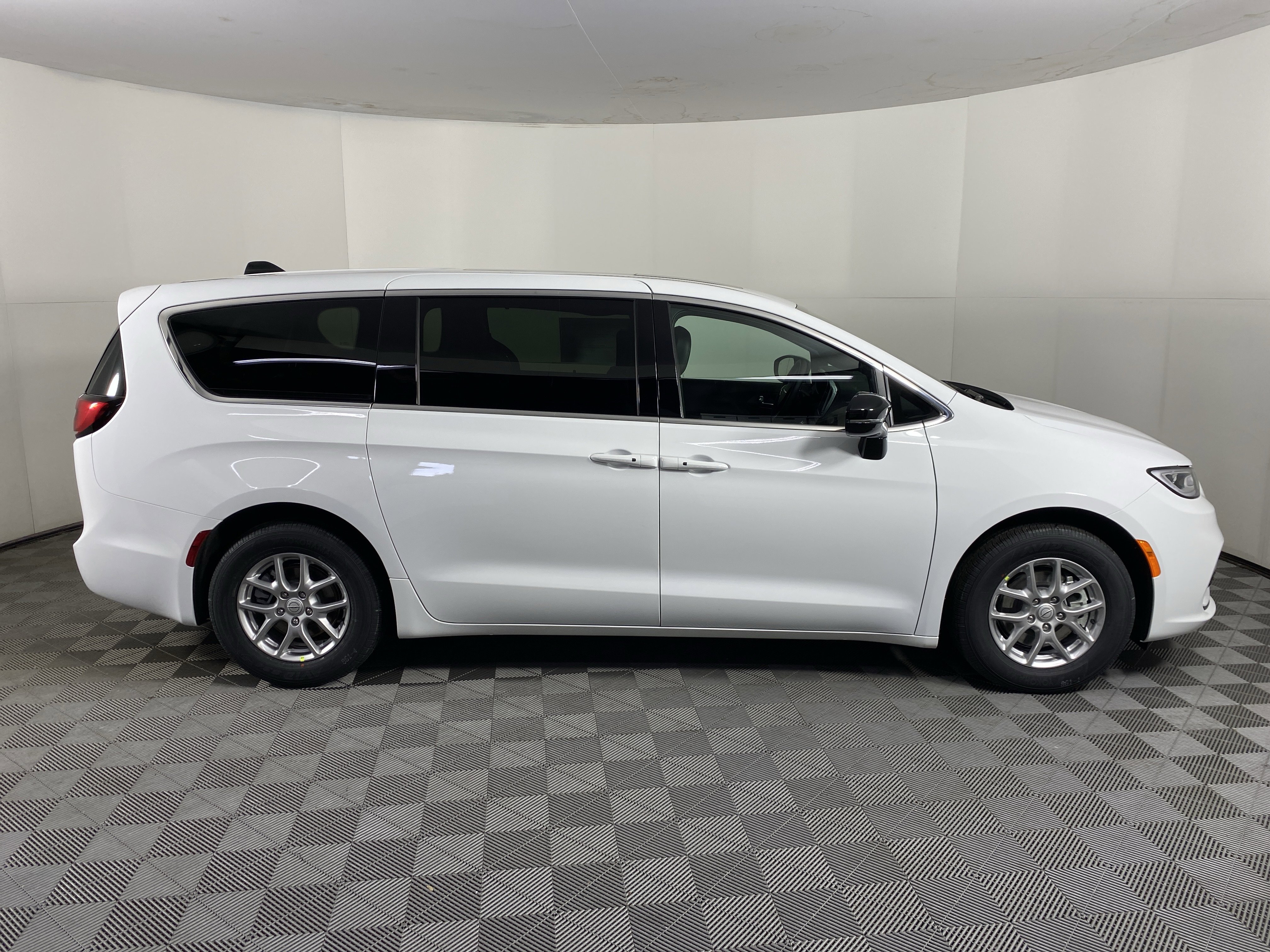 New 2026 Chrysler Pacifica Select FWD image 6