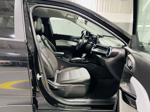 Used 2025 Chevrolet Trax LT FWD image 30
