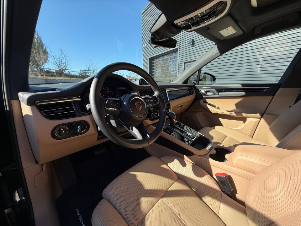Certified 2025 Porsche Macan image 4