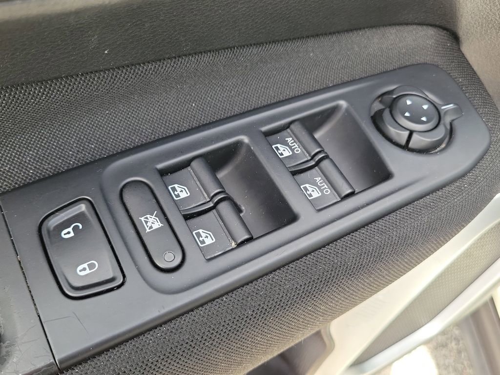 Used 2019 Jeep Renegade Latitude w/ Popular Equipment Group FWD image 17