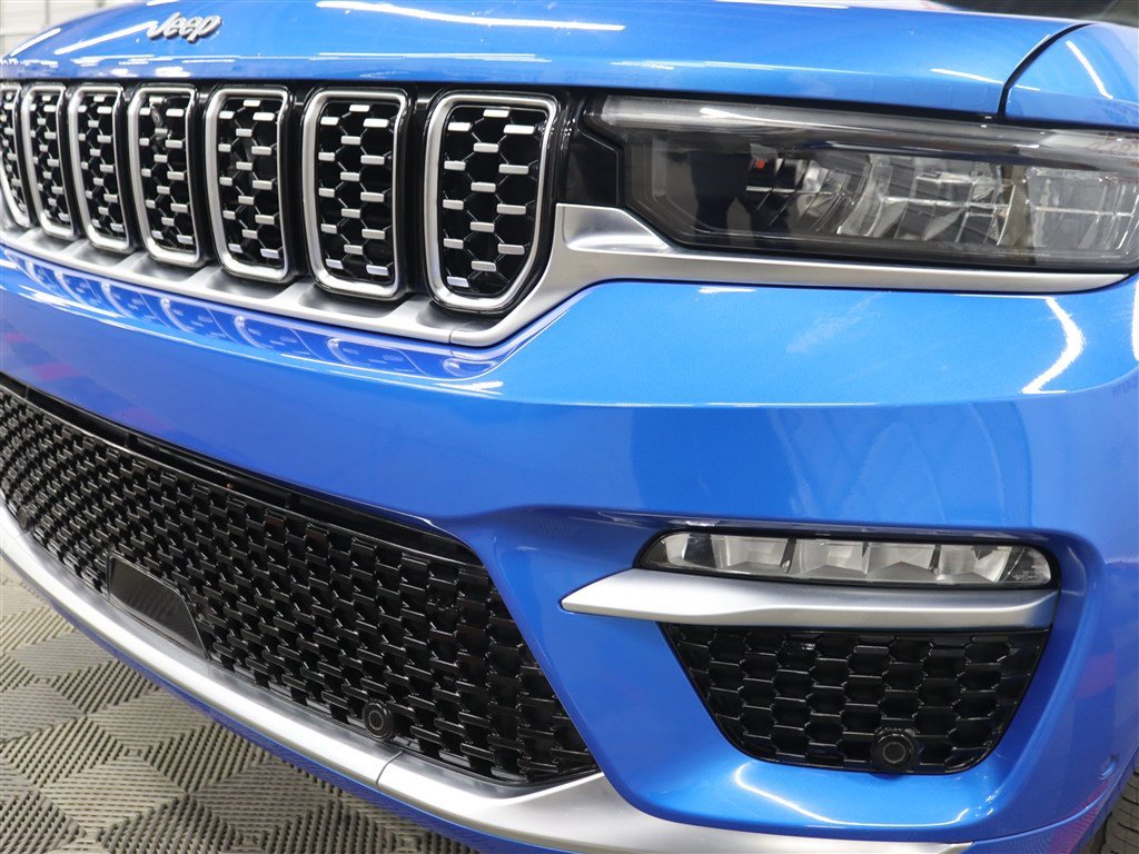 Used 2023 Jeep Grand Cherokee Summit AWD/4WD image 15