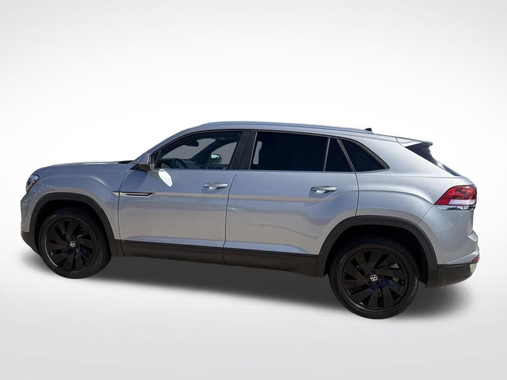 Used 2024 Volkswagen Atlas Cross Sport SE w/ Panoramic Sunroof Package FWD image 2