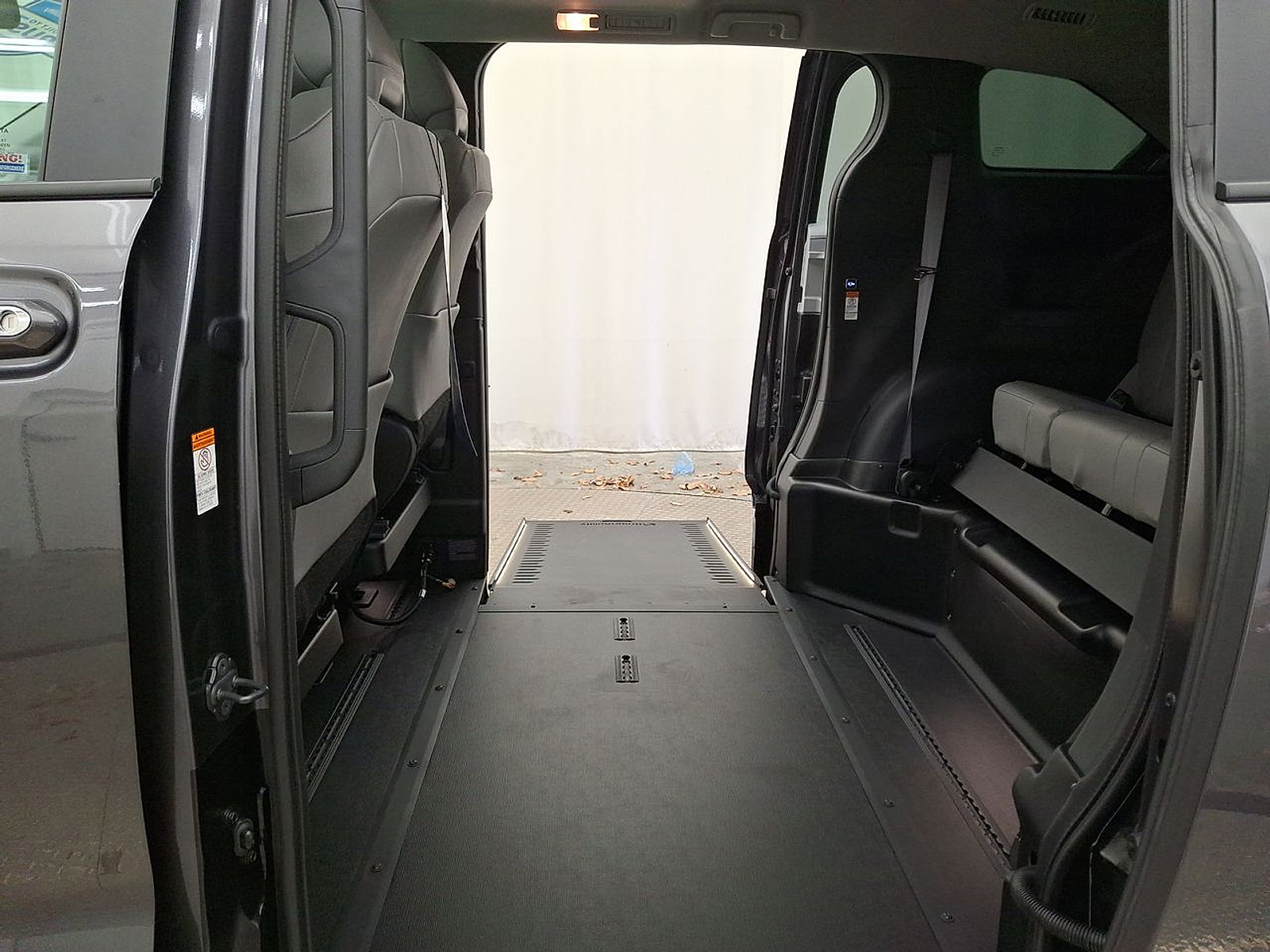 Used 2025 Toyota Sienna XLE w/ XLE Plus Package FWD image 29