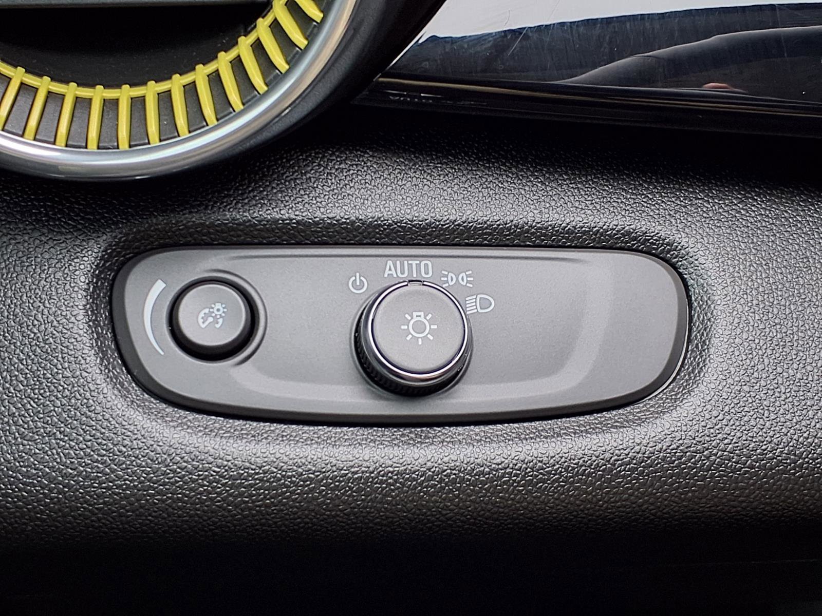 Used 2025 Chevrolet Trax ACTIV w/ Sunroof Package image 21