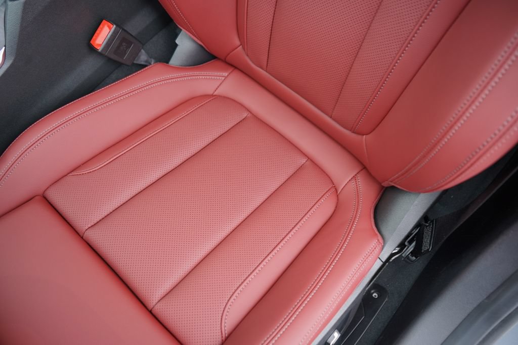 Used 2026 BMW 330i Sedan w/ M Sport Package RWD image 11