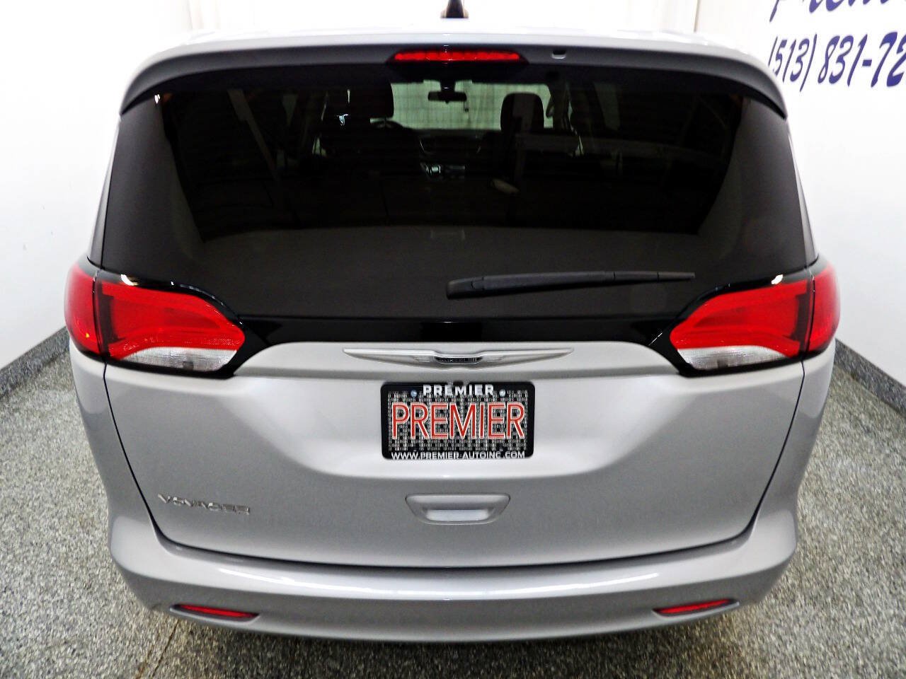 Used 2022 Chrysler Voyager LX FWD image 5