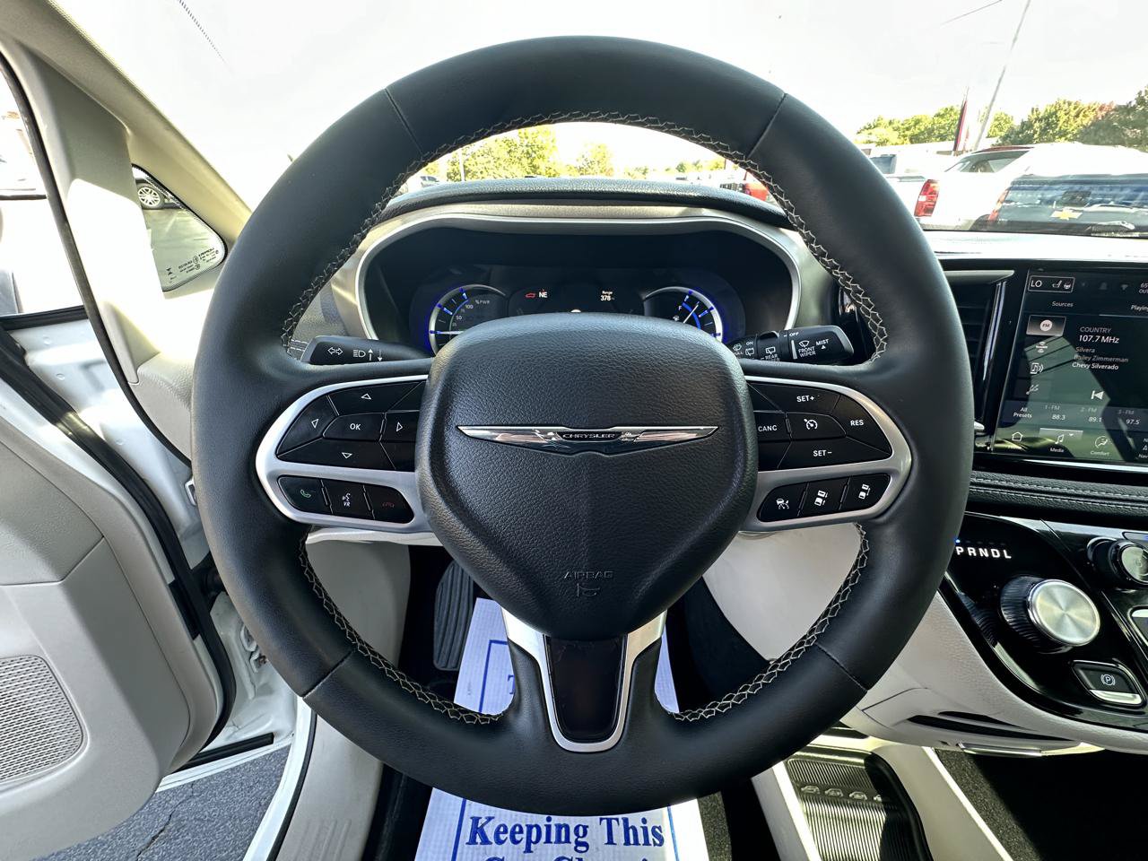 Used 2024 Chrysler Pacifica Limited FWD image 13