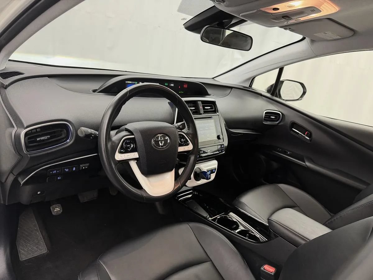 Used 2018 Toyota Prius Three Touring w/ Appearance Package FWD image 8