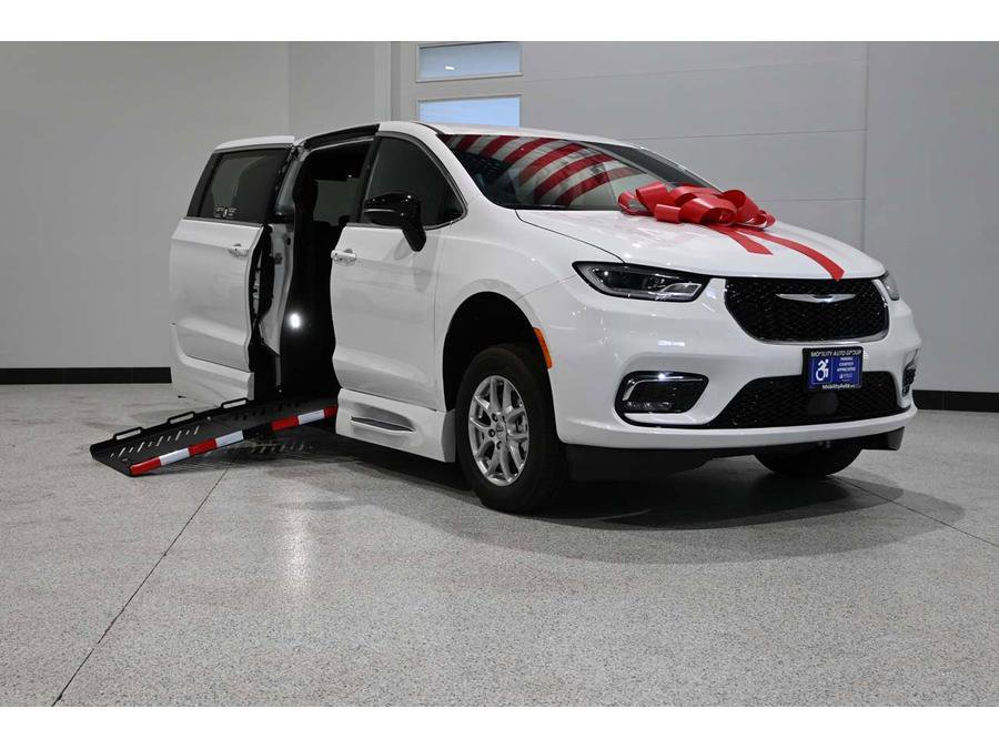 New 2024 Chrysler Pacifica Touring FWD image 2