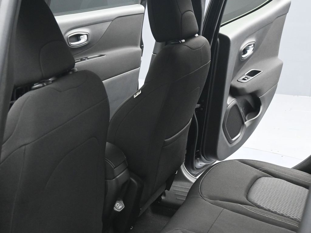 Used 2021 Jeep Renegade Latitude w/ Luxury Group II image 17