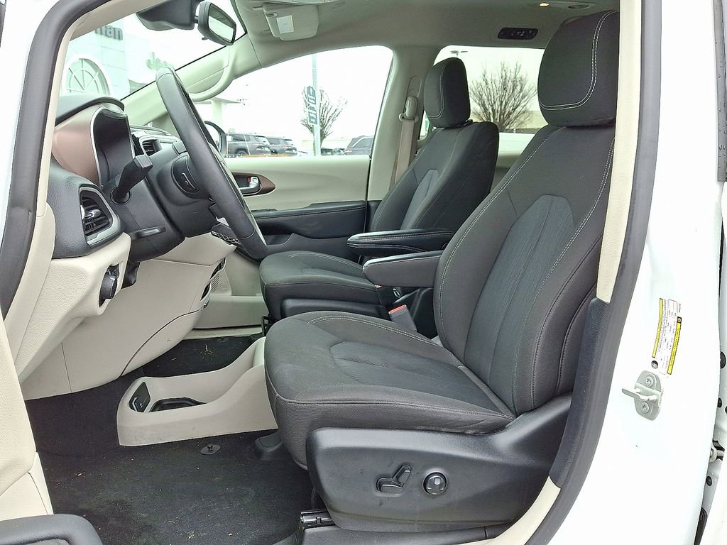 Used 2023 Chrysler Voyager LX image 14