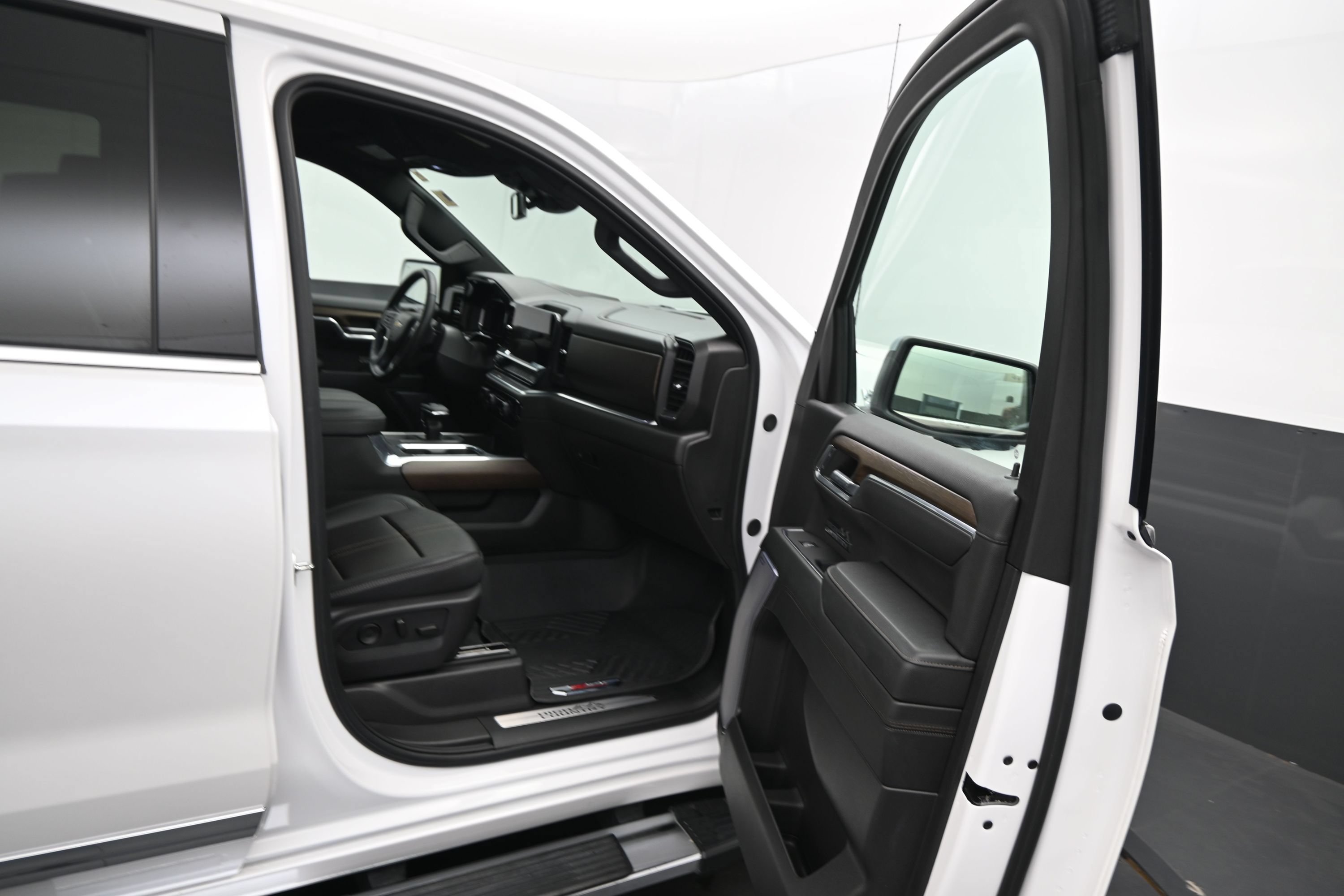 Used 2024 Chevrolet Silverado 1500 High Country w/ Z71 Off-Road Package AWD/4WD image 13