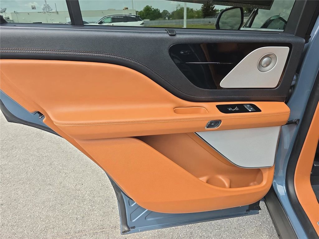 Used 2025 Lincoln Aviator Black Label image 12