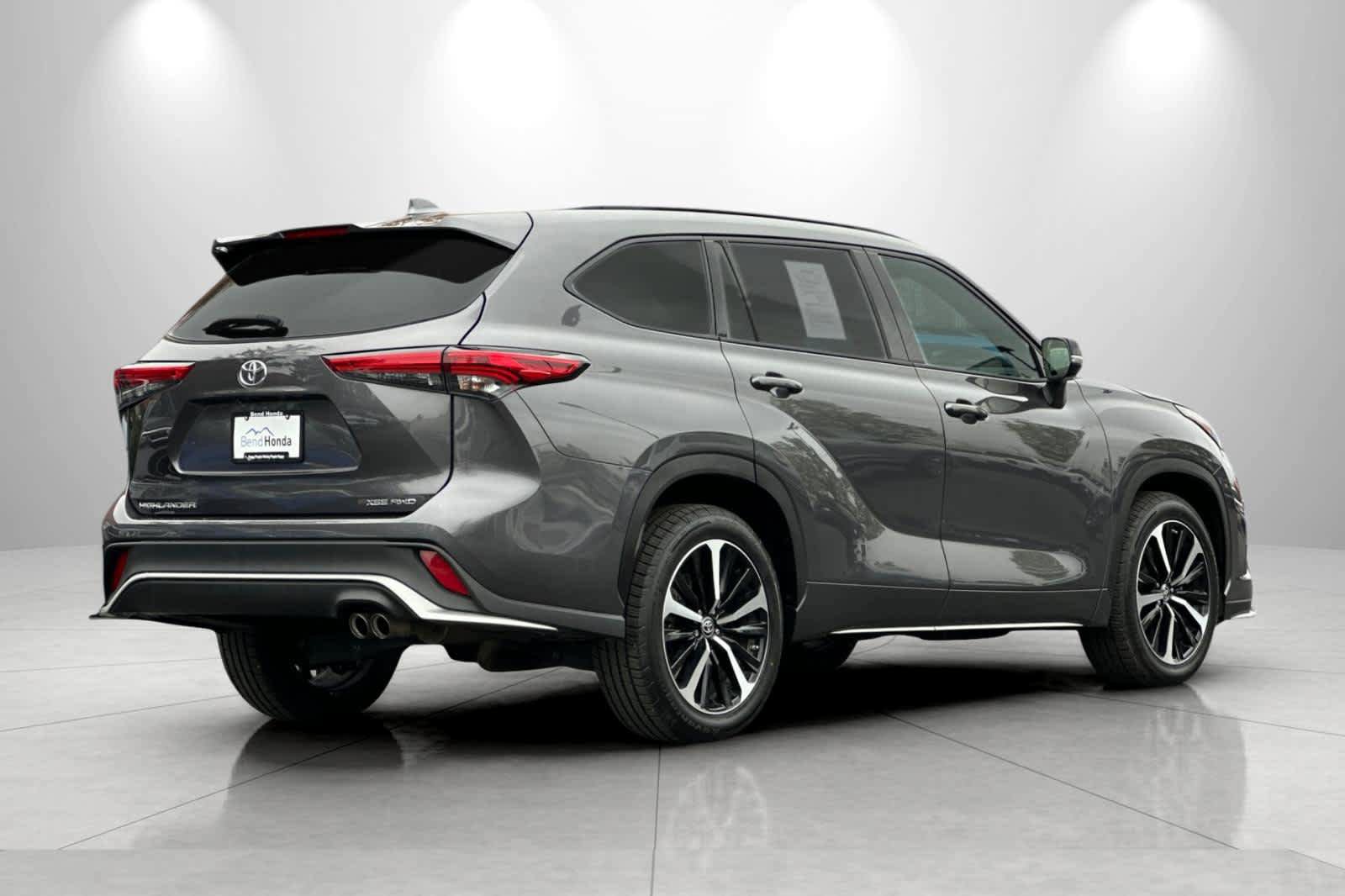 Used 2022 Toyota Highlander XSE AWD/4WD image 2