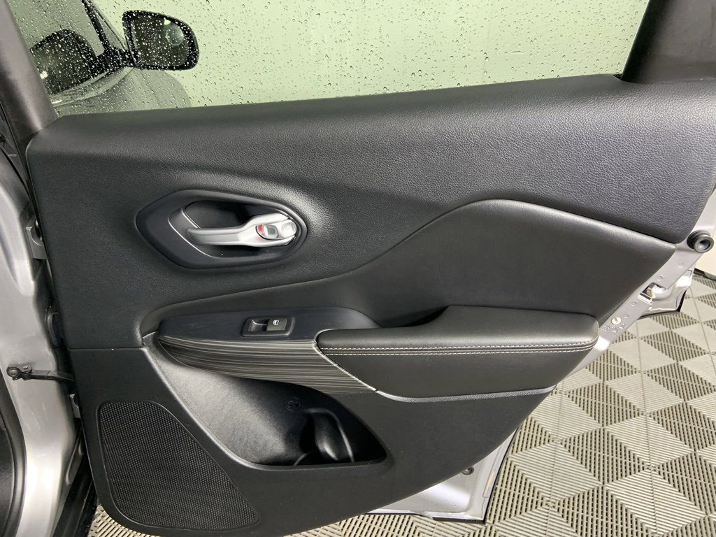 Used 2016 Jeep Cherokee Limited image 26