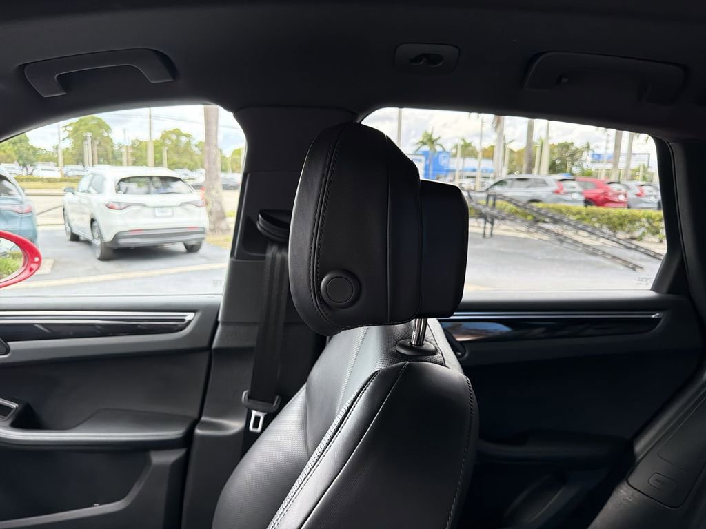 Used 2022 Porsche Macan w/ Premium Package Plus image 10