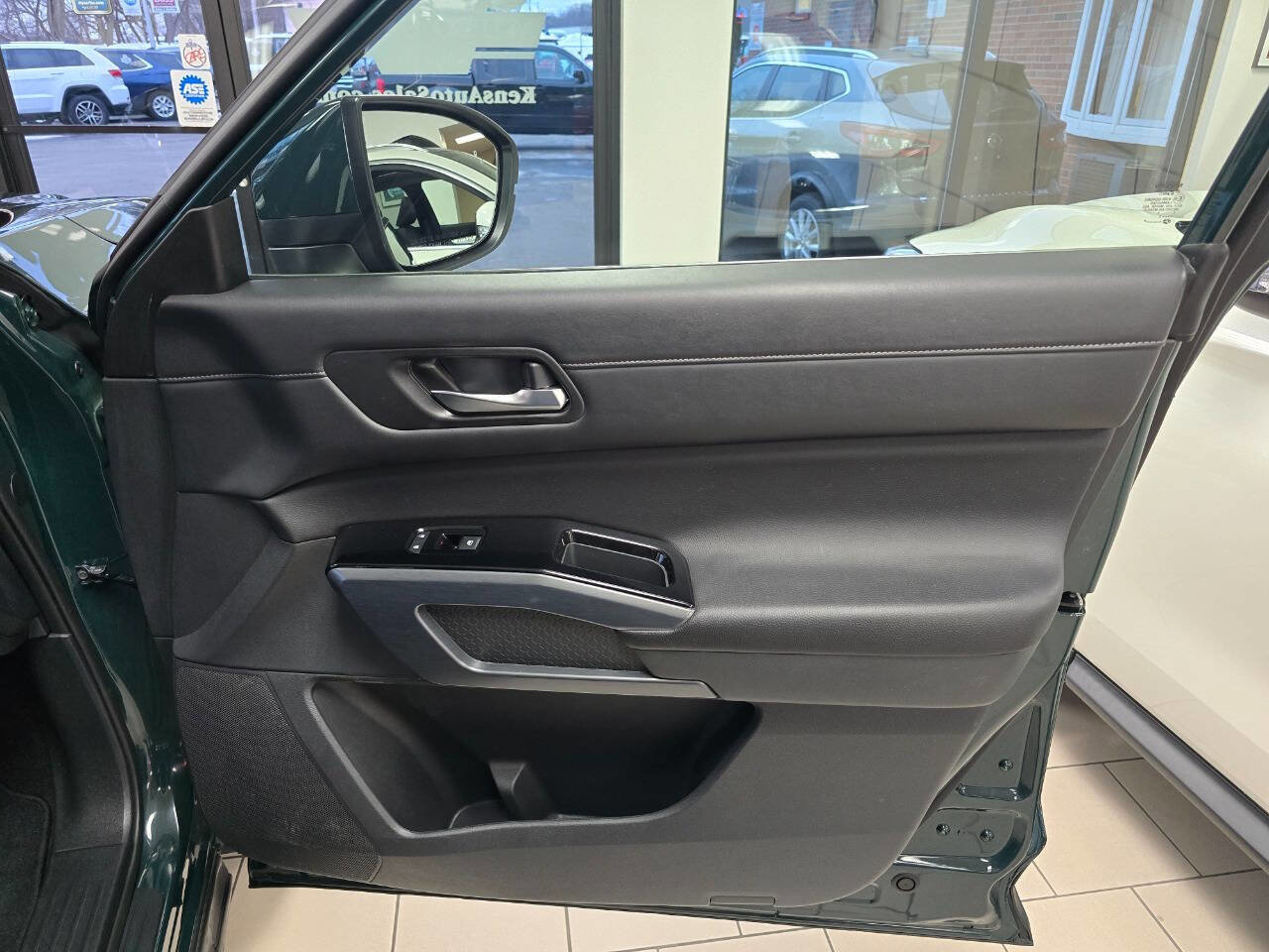 Used 2023 Nissan Pathfinder SL AWD/4WD image 17