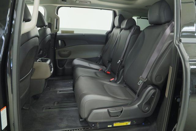 Used 2025 Kia Carnival SX image 33