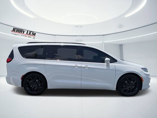 Used 2022 Chrysler Pacifica Limited w/ Uconnect Theater Family Group FWD image 2