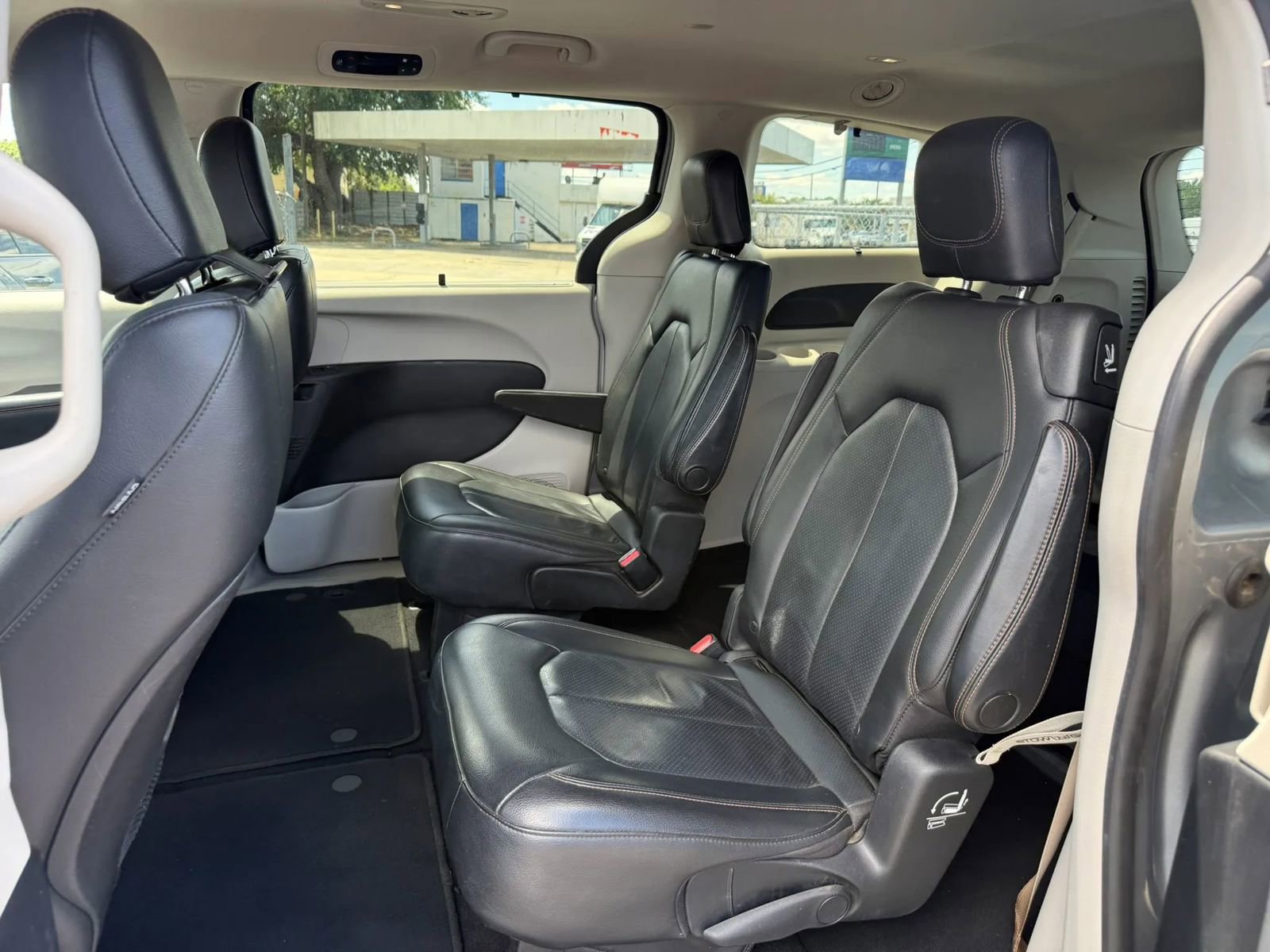 Used 2020 Chrysler Pacifica Touring-L FWD image 10