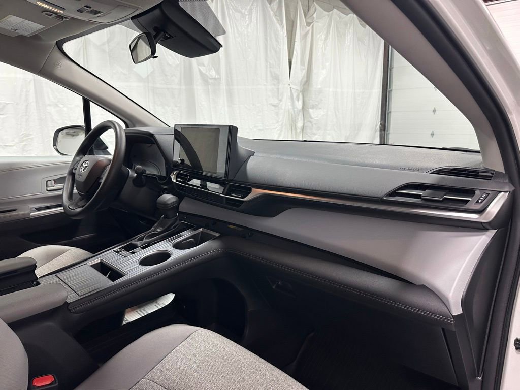 Used 2025 Toyota Sienna LE FWD image 62