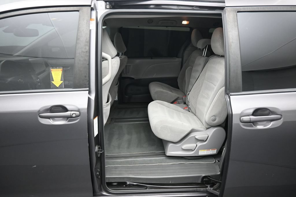 Used 2018 Toyota Sienna LE w/ Carpet Mat Package FWD image 29
