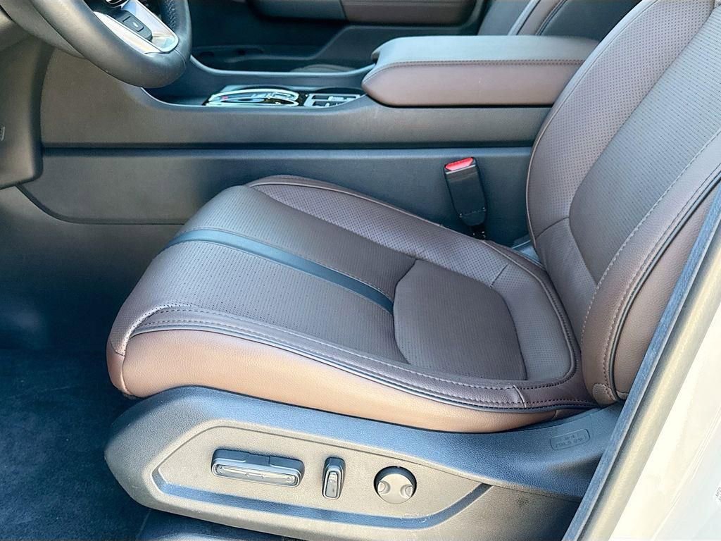 Used 2025 Honda Pilot Elite image 19