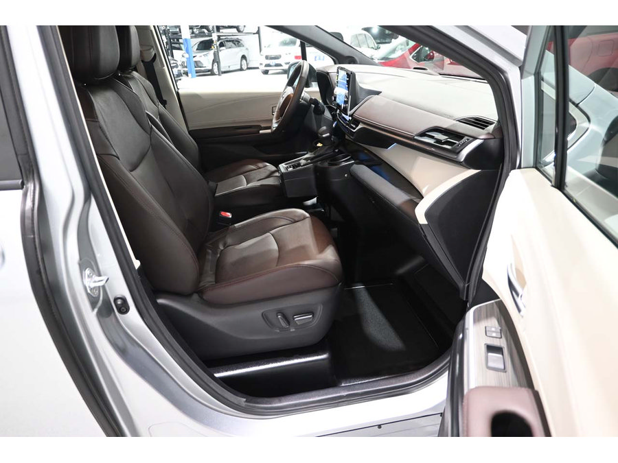 Used 2024 Toyota Sienna Platinum FWD image 15