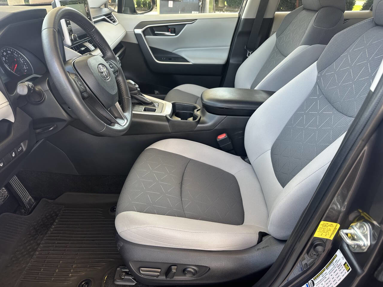 Used 2021 Toyota RAV4 XLE w/ Convenience Package image 11