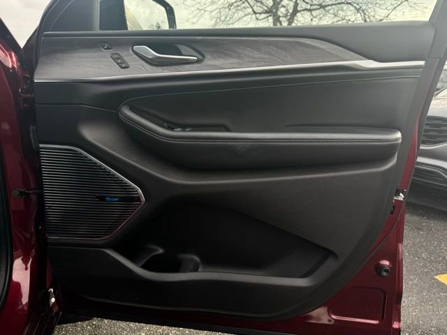 Used 2022 Jeep Grand Cherokee Overland w/ Adv Protech Group III image 17