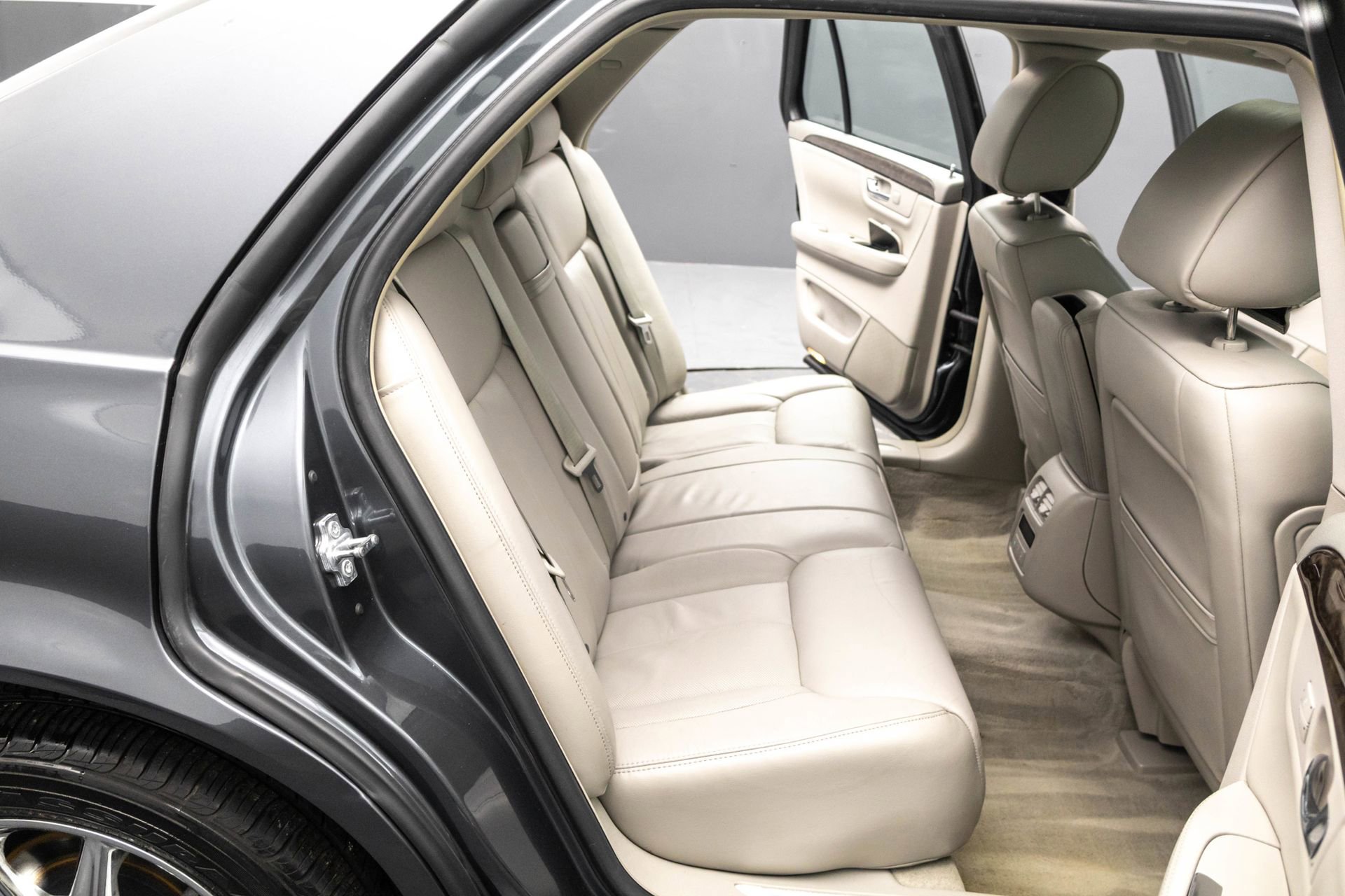 Used 2011 Cadillac DTS Luxury image 33