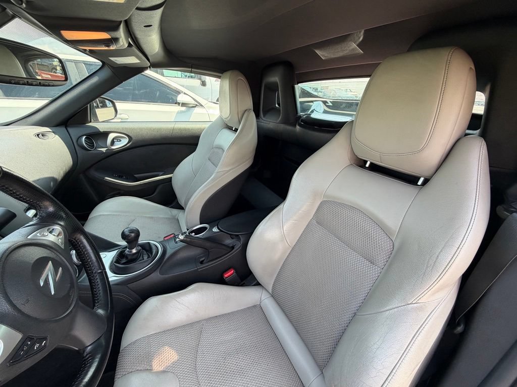 Used 2010 Nissan 370Z Touring RWD image 5