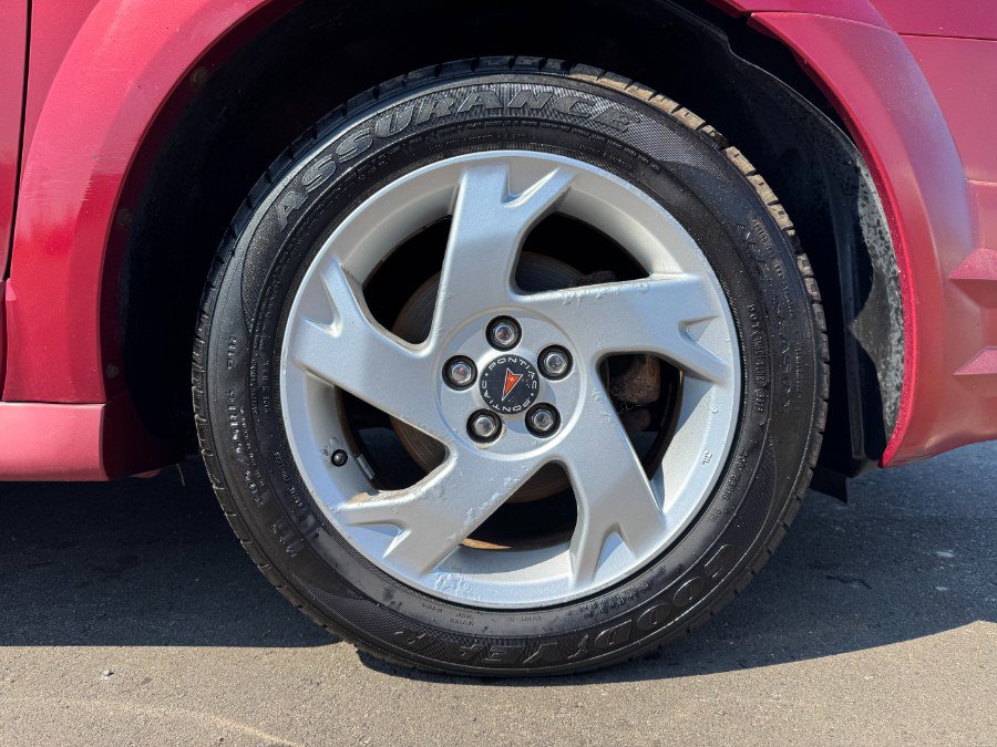 Used 2007 Pontiac Vibe w/ Sun And Sound Package image 12