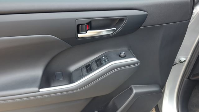 Used 2021 Toyota Highlander XLE image 11