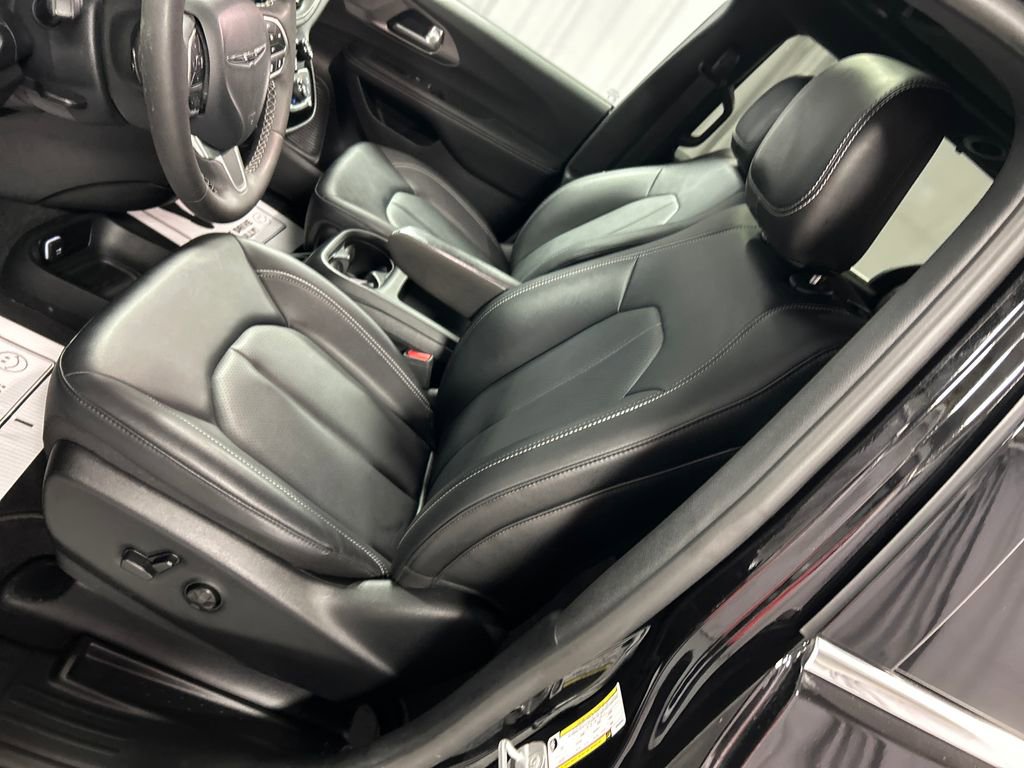Used 2025 Chrysler Pacifica Select w/ Uconnect Theater Family Group image 12