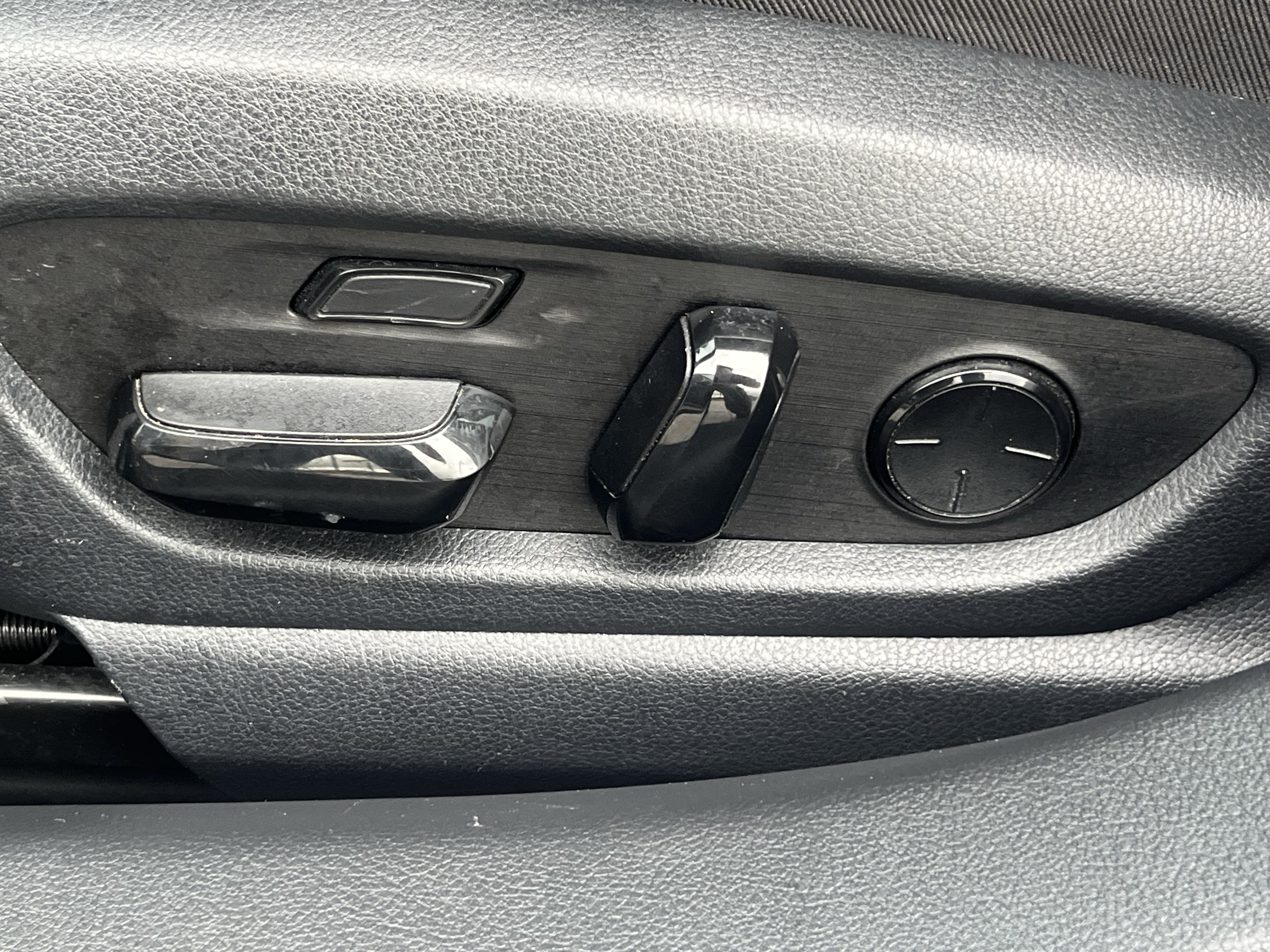 Used 2019 Lexus ES 300h Ultra Luxury w/ Accessory Package 2 FWD image 26