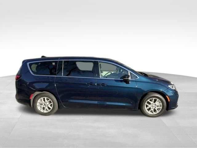 Used 2024 Chrysler Pacifica Touring-L image 9