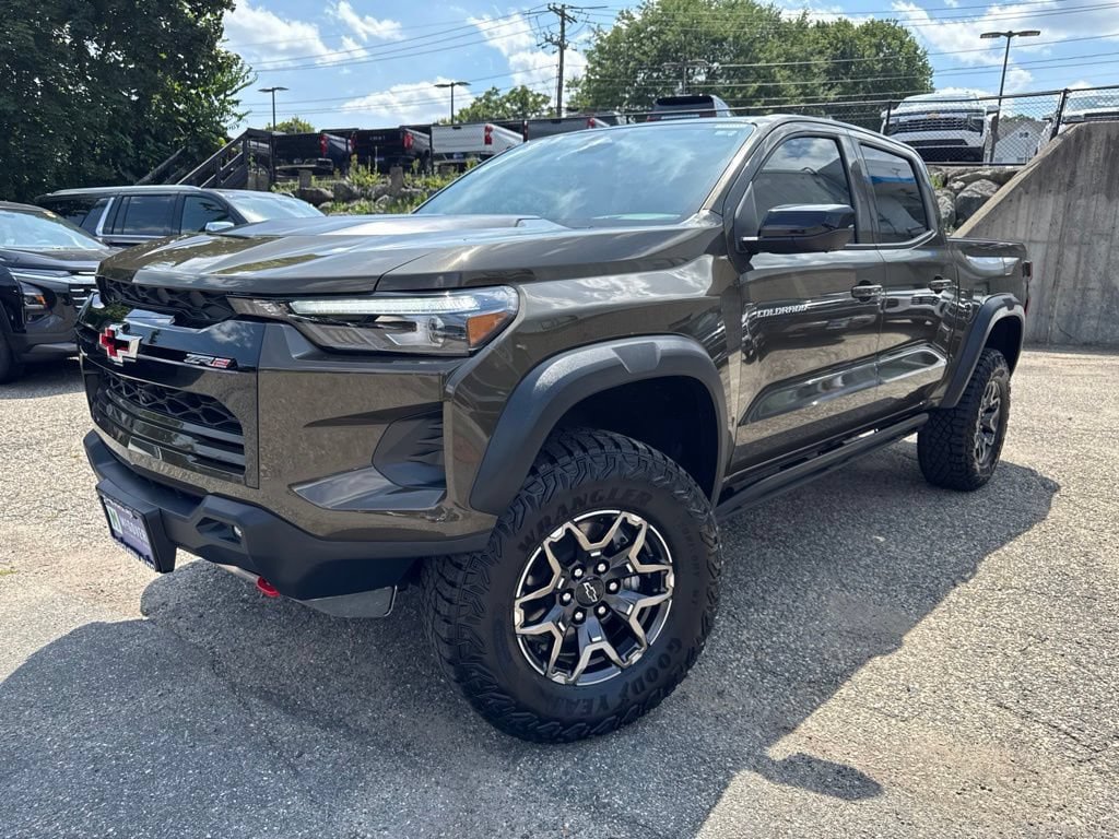 Used 2025 Chevrolet Colorado ZR2 w/ Technology Package AWD/4WD image 2