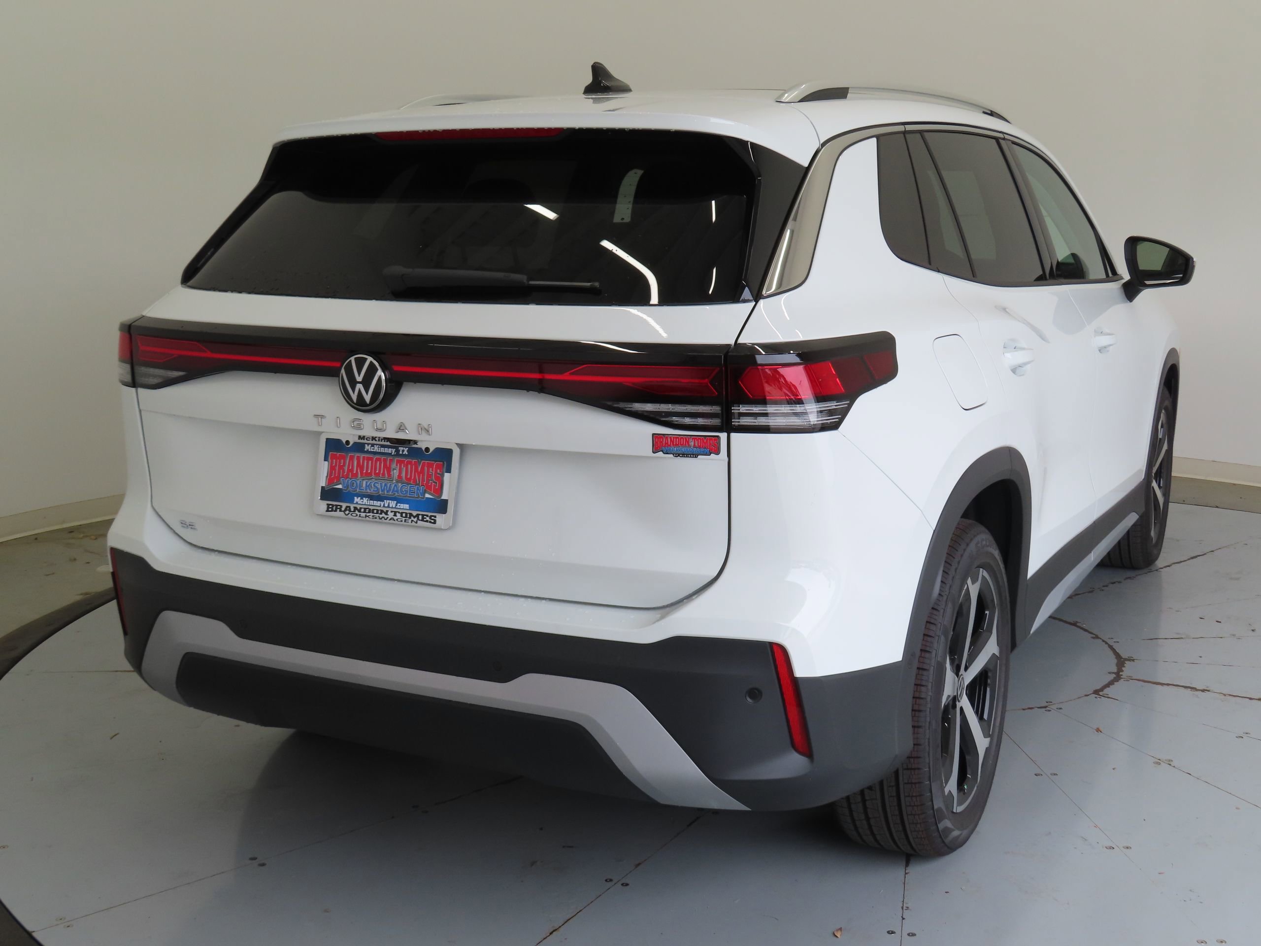 New 2026 Volkswagen Tiguan SE FWD image 3