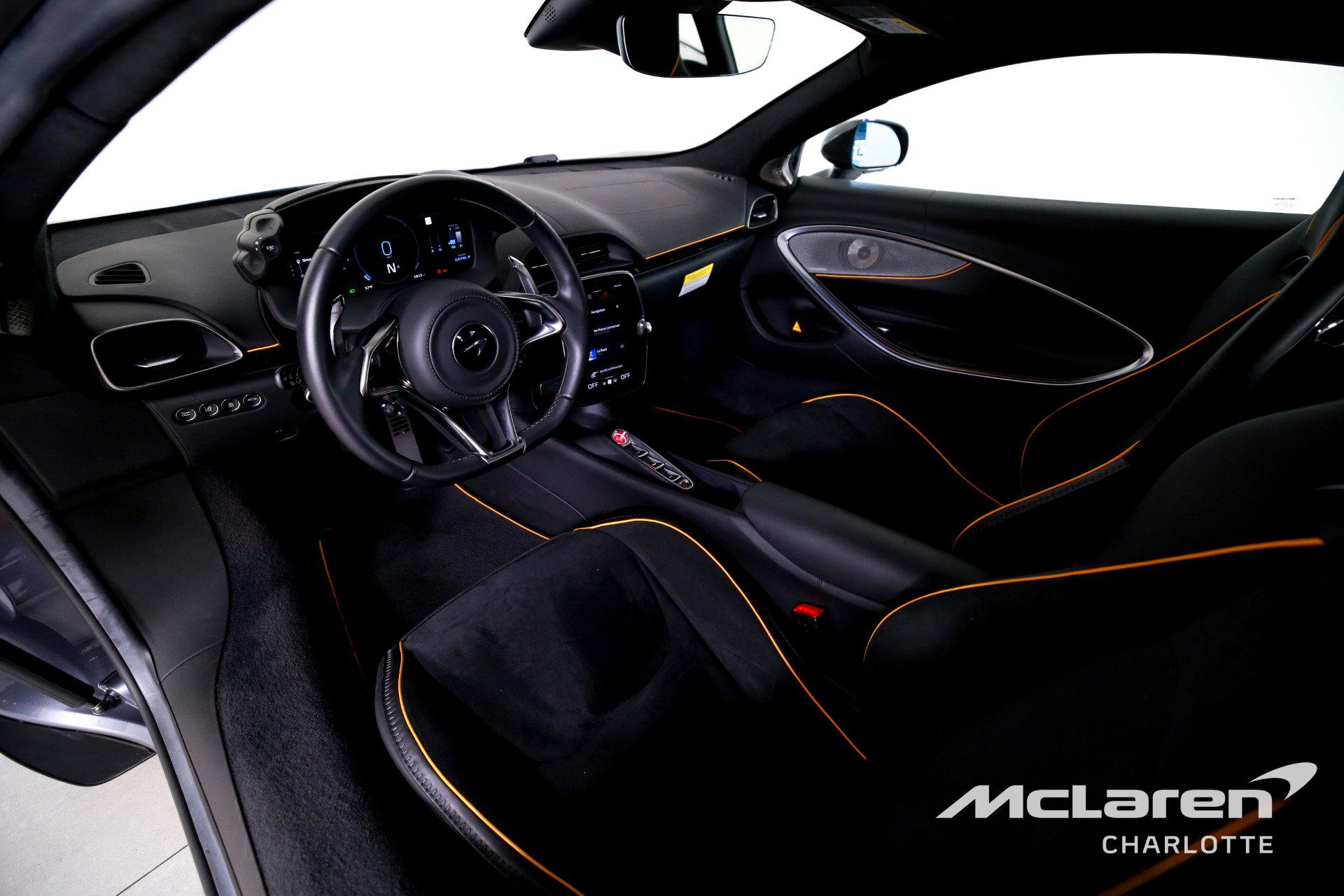 Used 2023 McLaren Artura image 13