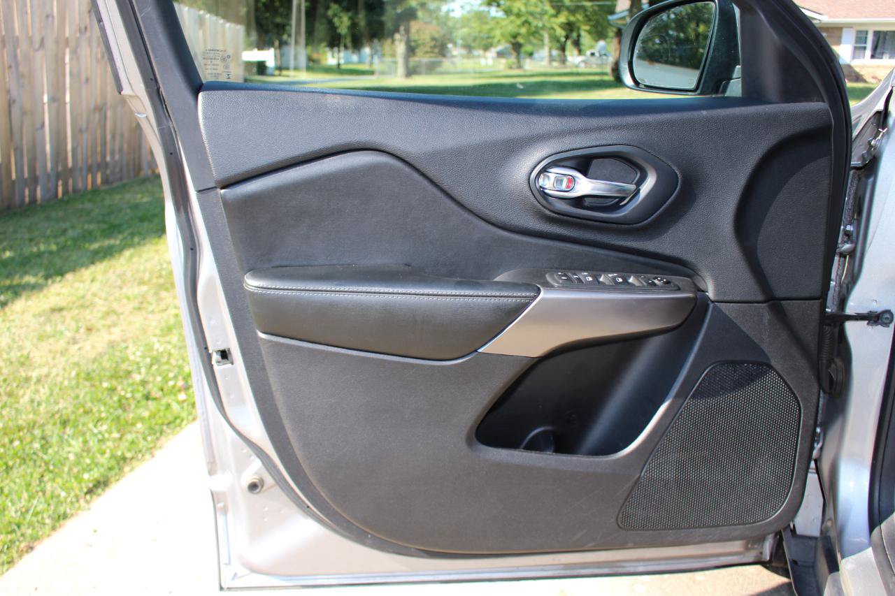 Used 2020 Jeep Cherokee Latitude FWD image 12