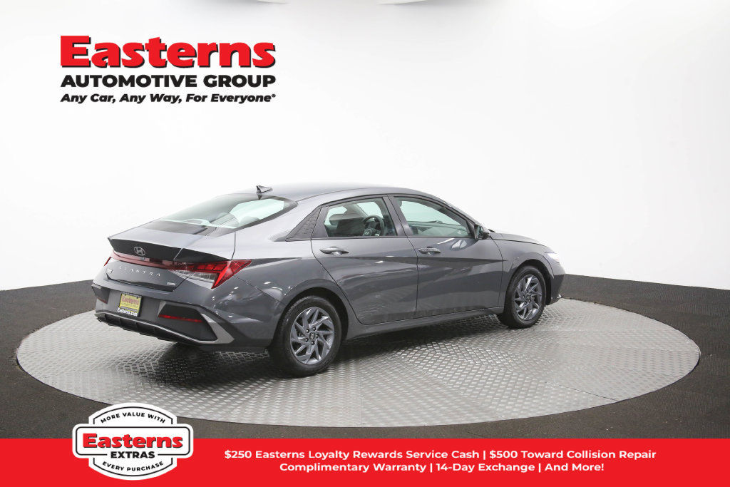 Used 2025 Hyundai Elantra Hybrid FWD image 41