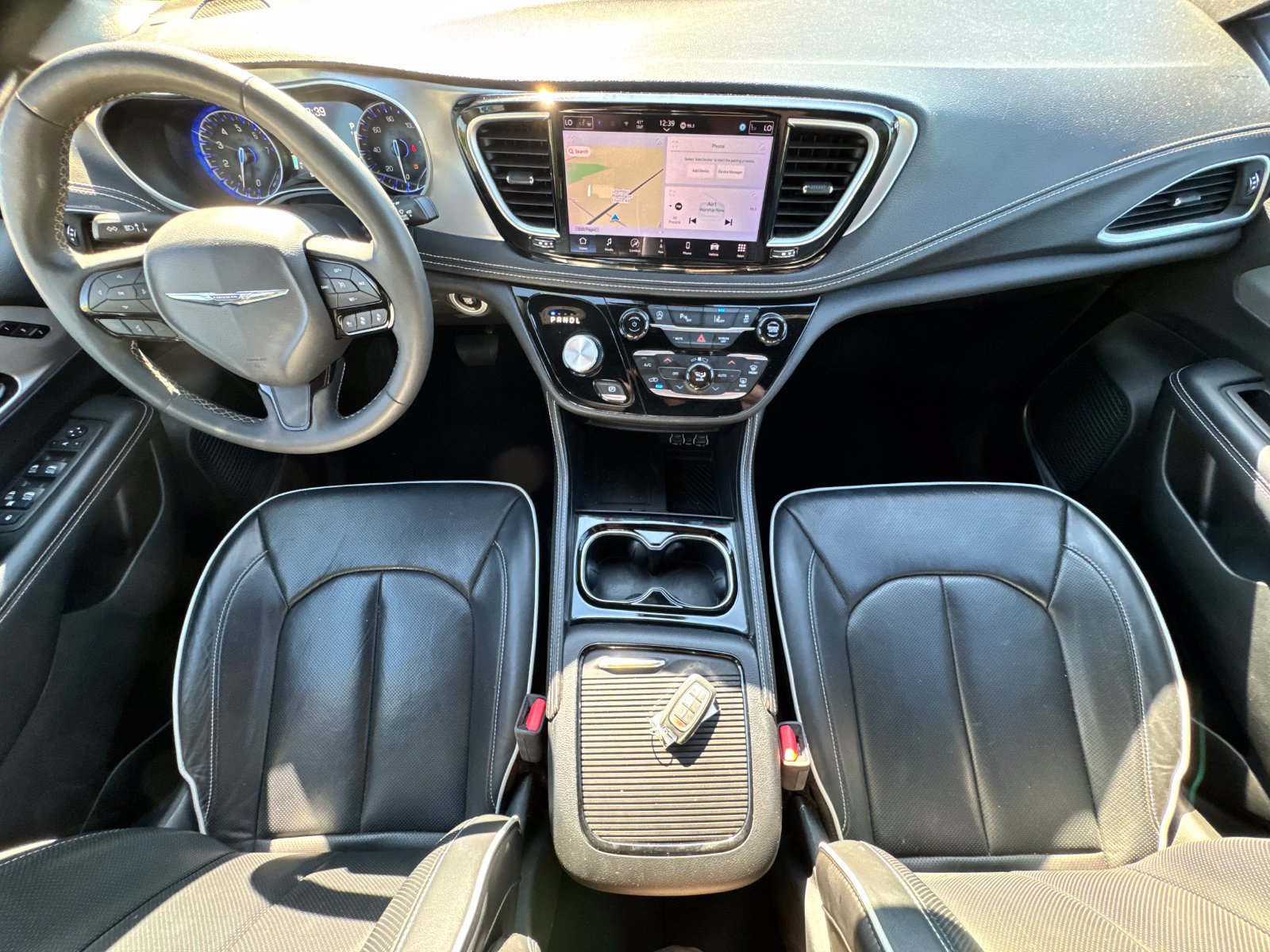 Used 2025 Chrysler Pacifica Limited FWD image 2