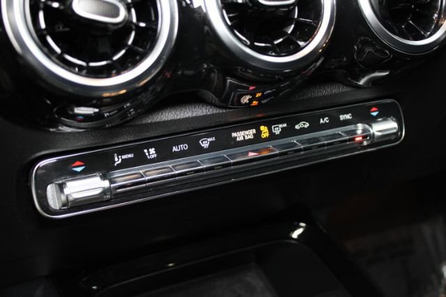 Used 2020 Mercedes-Benz GLB 250 4MATIC w/ Premium Package image 18