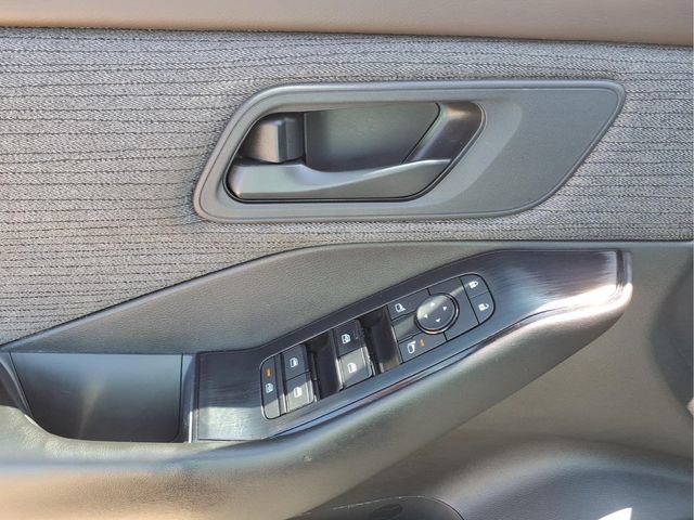 Used 2023 Nissan Rogue S AWD/4WD image 11