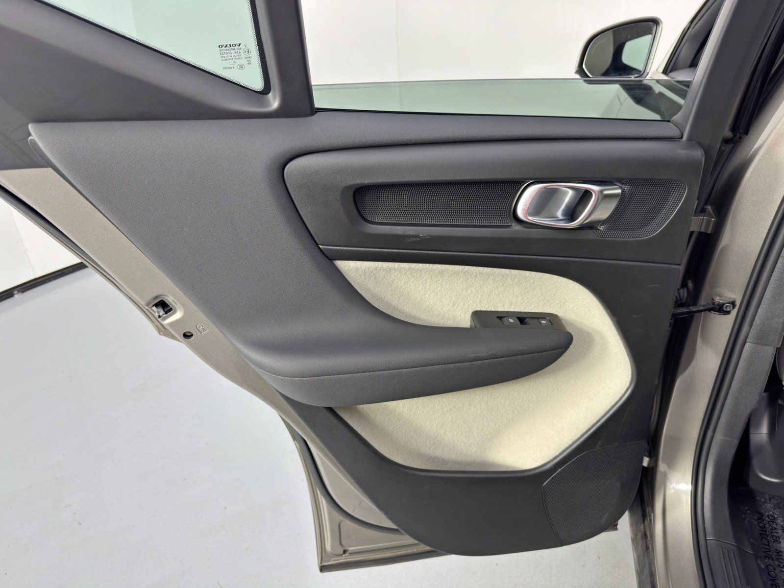 Used 2022 Volvo XC40 T5 Momentum w/ Premium Package image 41