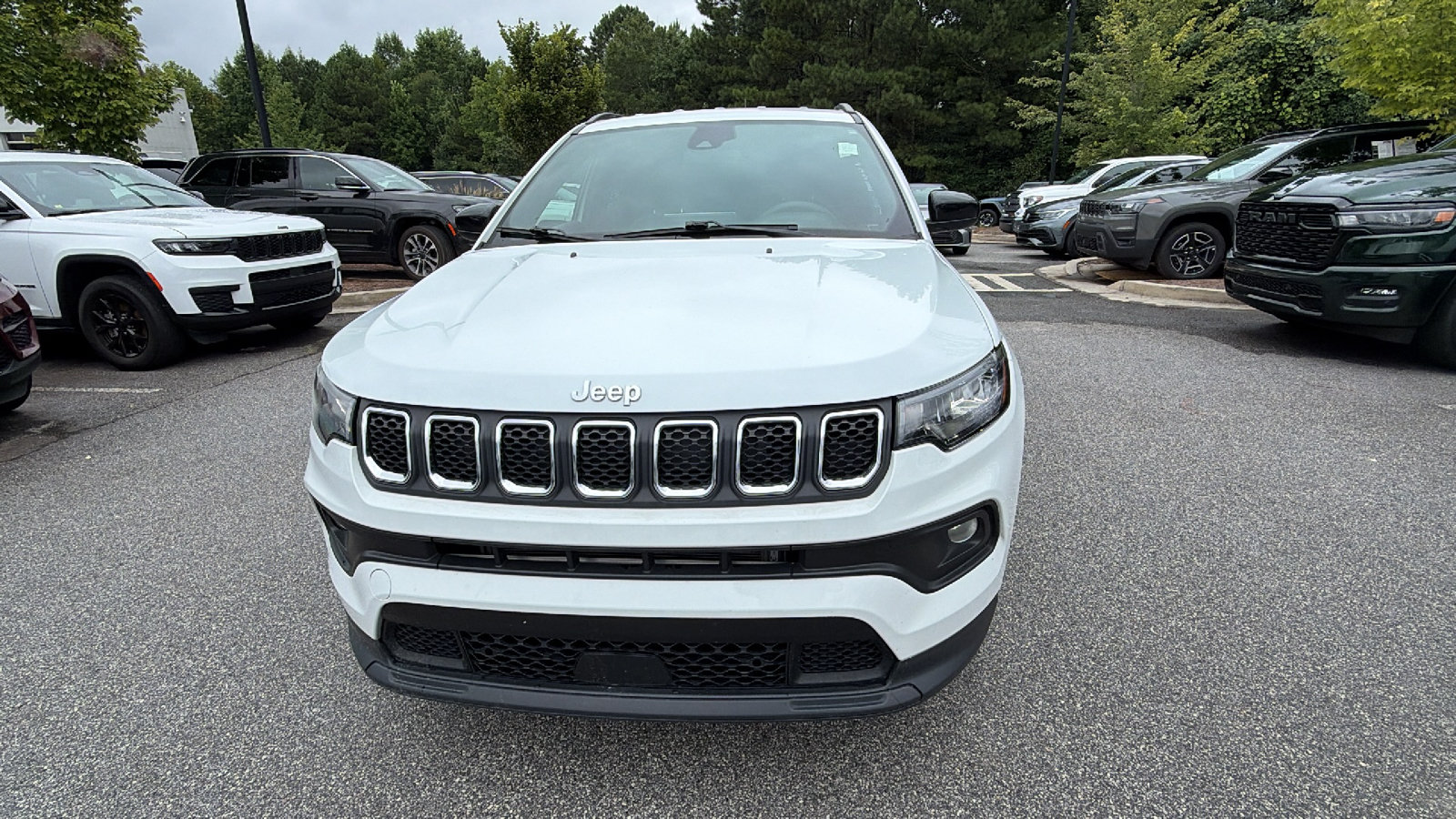 Used 2024 Jeep Compass Latitude w/ Altitude Special Edition AWD/4WD image 3