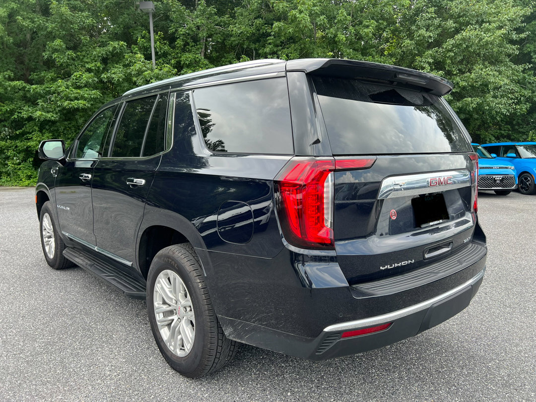 Used 2024 GMC Yukon SLT w/ SLT Luxury Package image 3