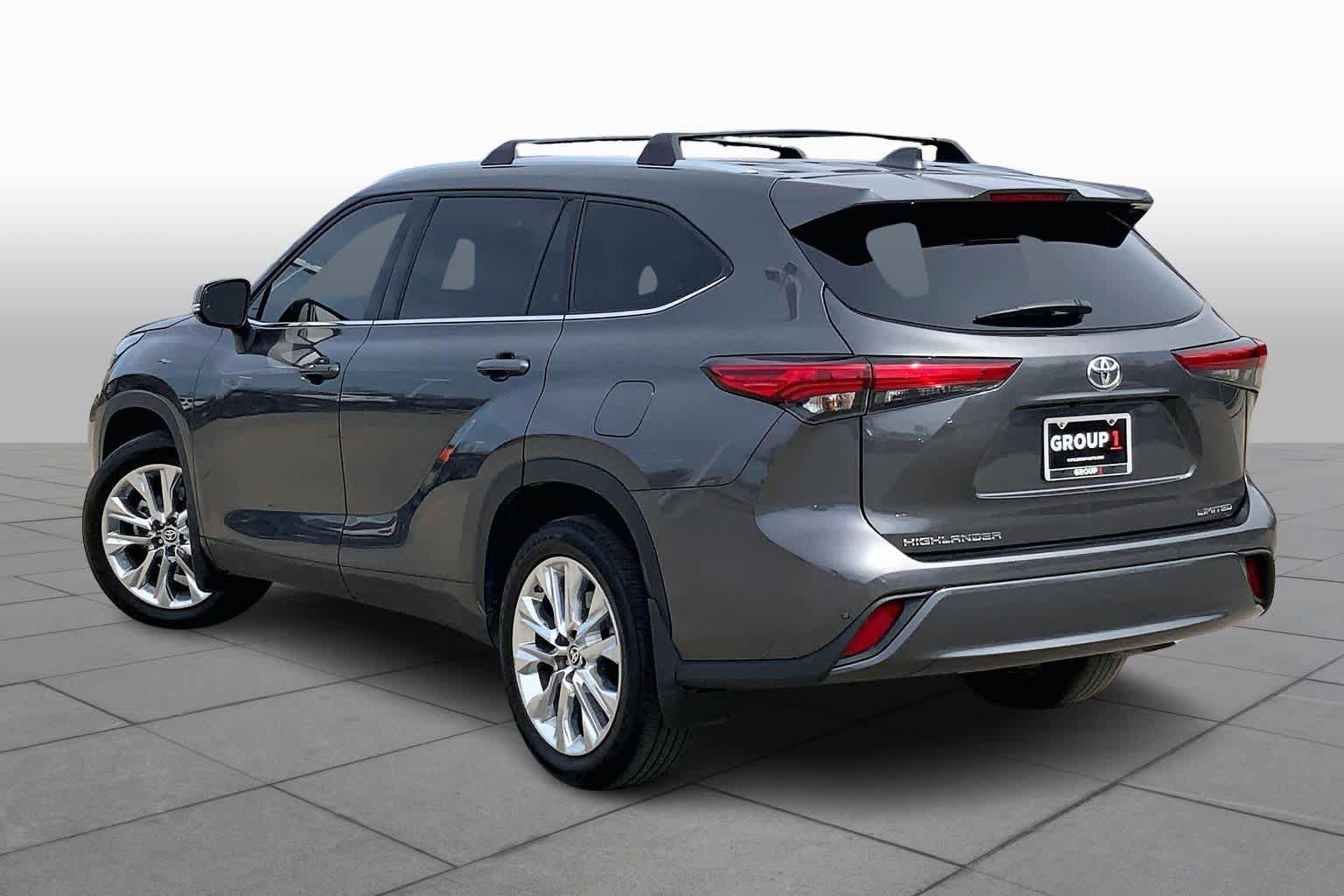 Used 2023 Toyota Highlander Limited FWD image 12
