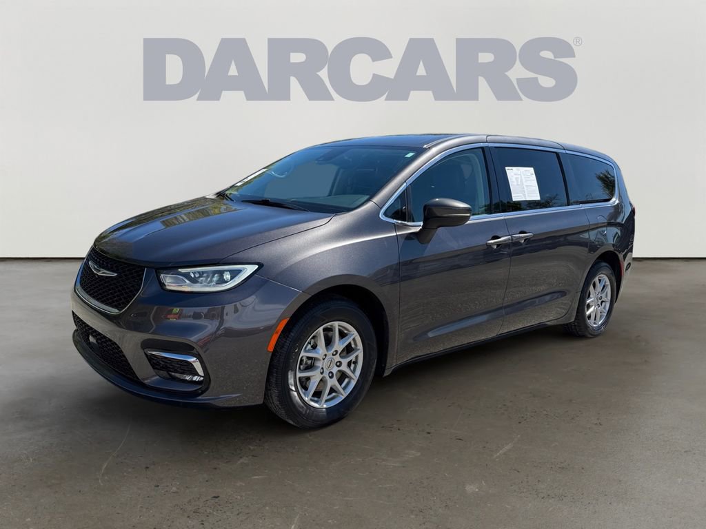 Used 2023 Chrysler Pacifica Touring-L FWD image 3